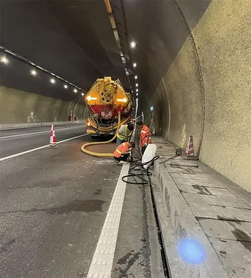 岱岳隧道排水渠清淤